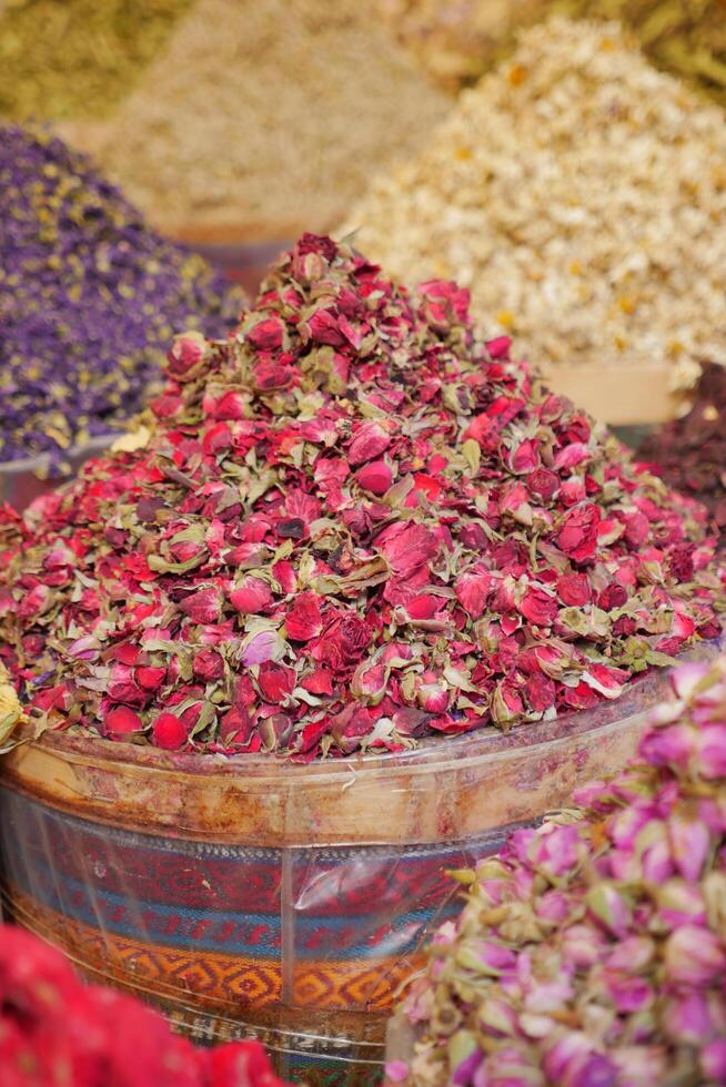 droog thee roos bloemknoppen Aan de markt. foto