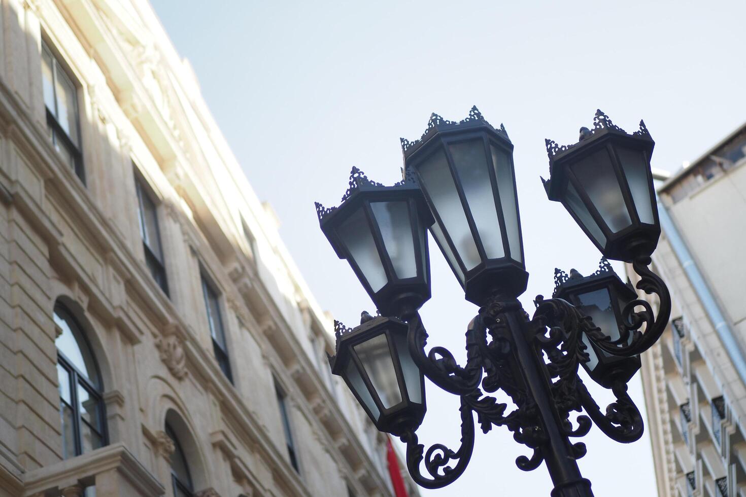 elegant straat lamp omringd door gebouwen foto