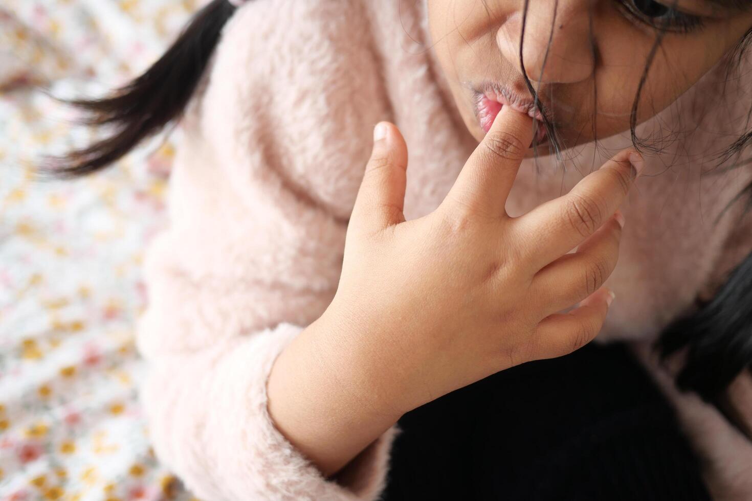 kind meisje bijten haar nagels Bij huis, foto