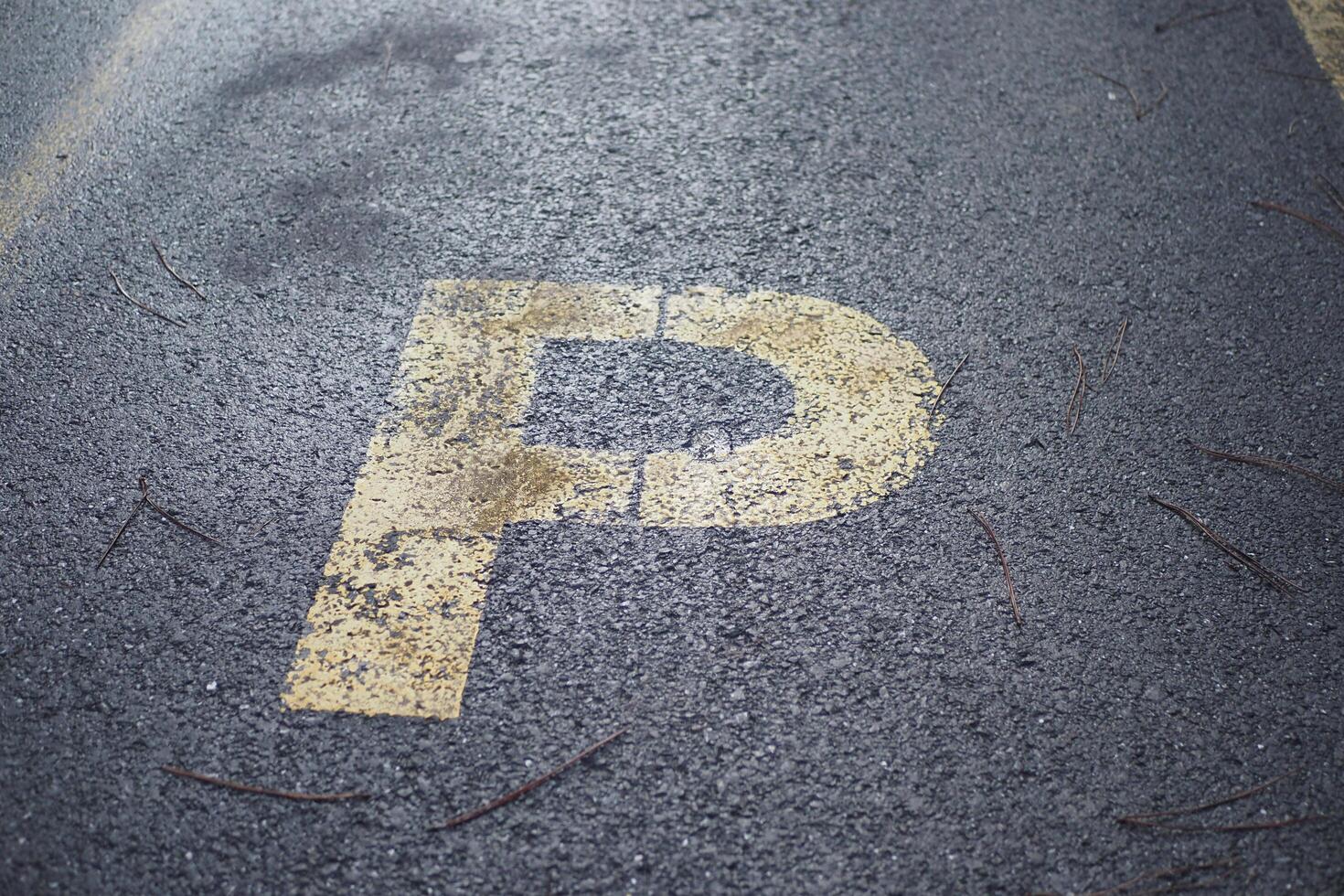 parkeren teken Aan een parkeren Oppervlakte foto