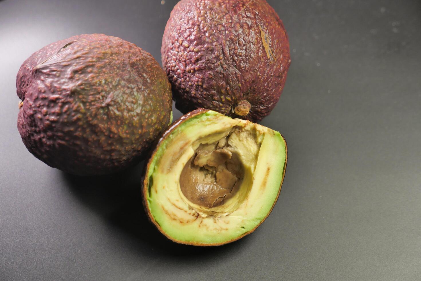 een verrot avocado Aan een wit achtergrond. foto