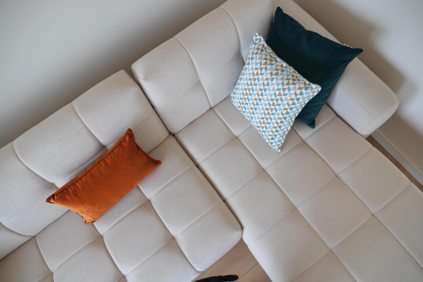 top visie van modern sofa met kussens in leven kamer Bij huis foto