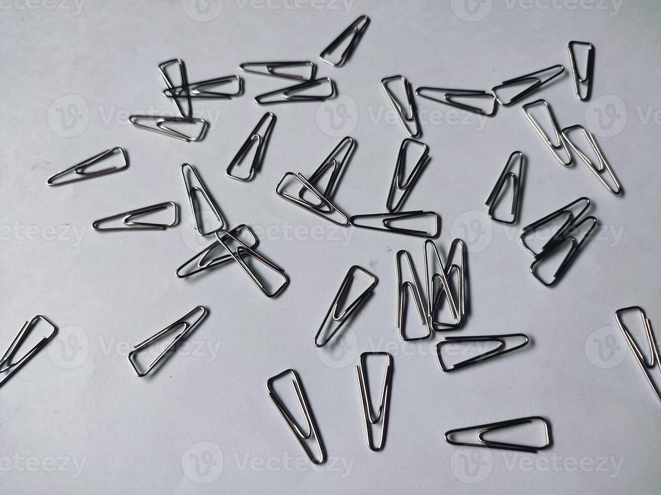 paperclip die op witte achtergrond wordt geïsoleerd foto