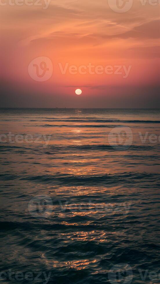 ai gegenereerd zon stijgt over- sereen ochtend- zee Bij cha ben strand verticaal mobiel behang foto