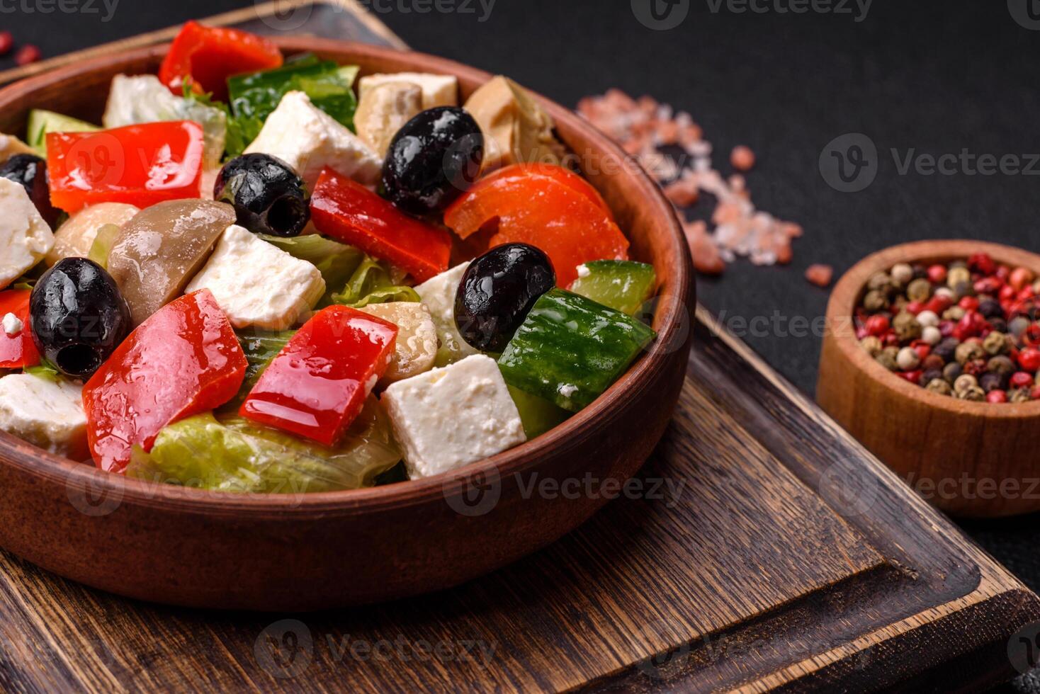 heerlijk vers sappig salade van zoet pepers, kaas, olijven, tomaten, komkommers foto