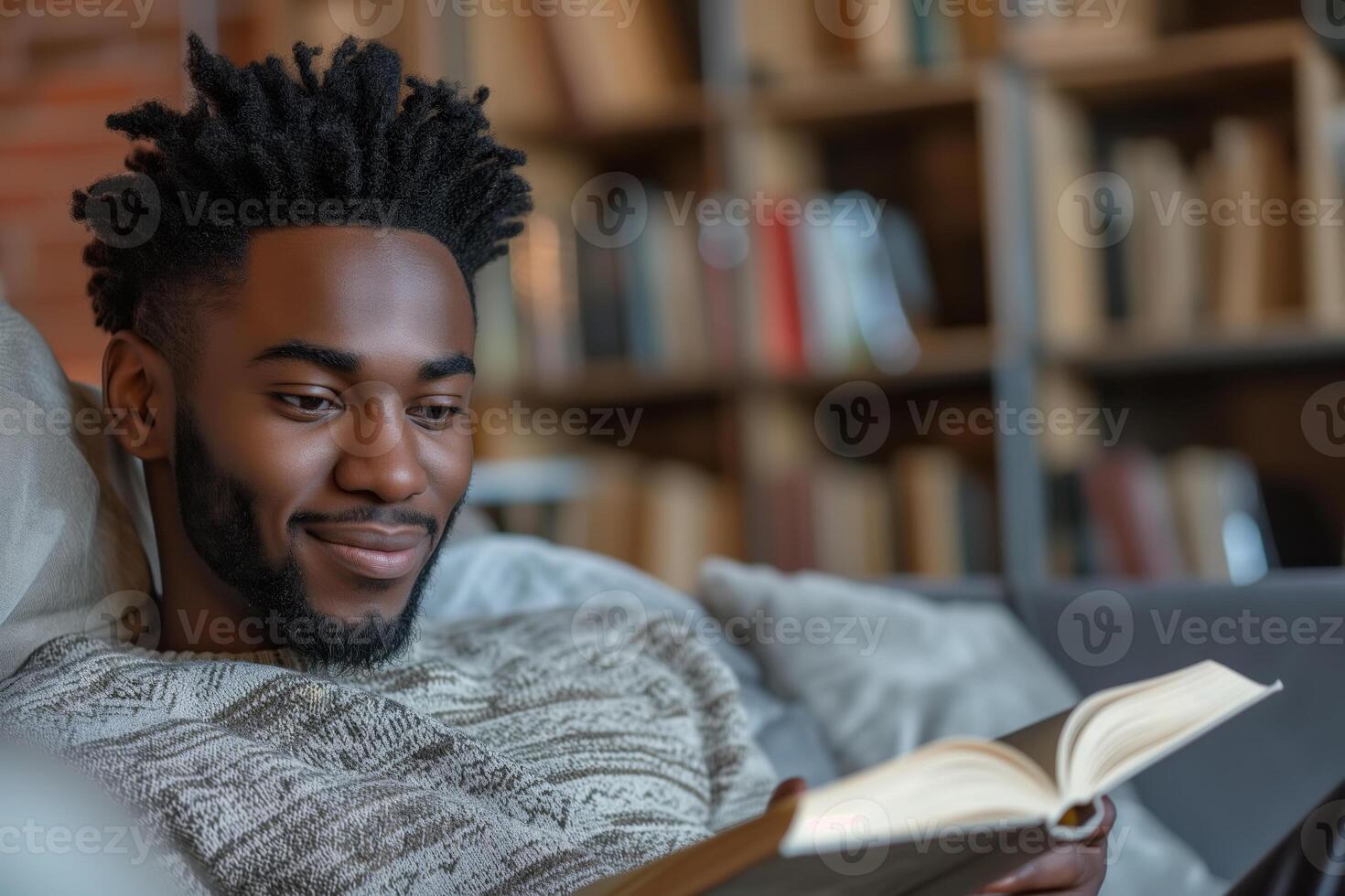 ai gegenereerd een Afrikaanse Amerikaans Mens is zittend Aan de bank, verdiept in de boek hij is lezing. de Mens looks ontspannen en gefocust net zo hij bochten de Pagina's foto