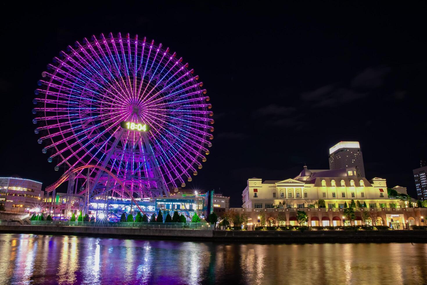 een nacht verlichte ferris wiel in yokohama breed schot foto