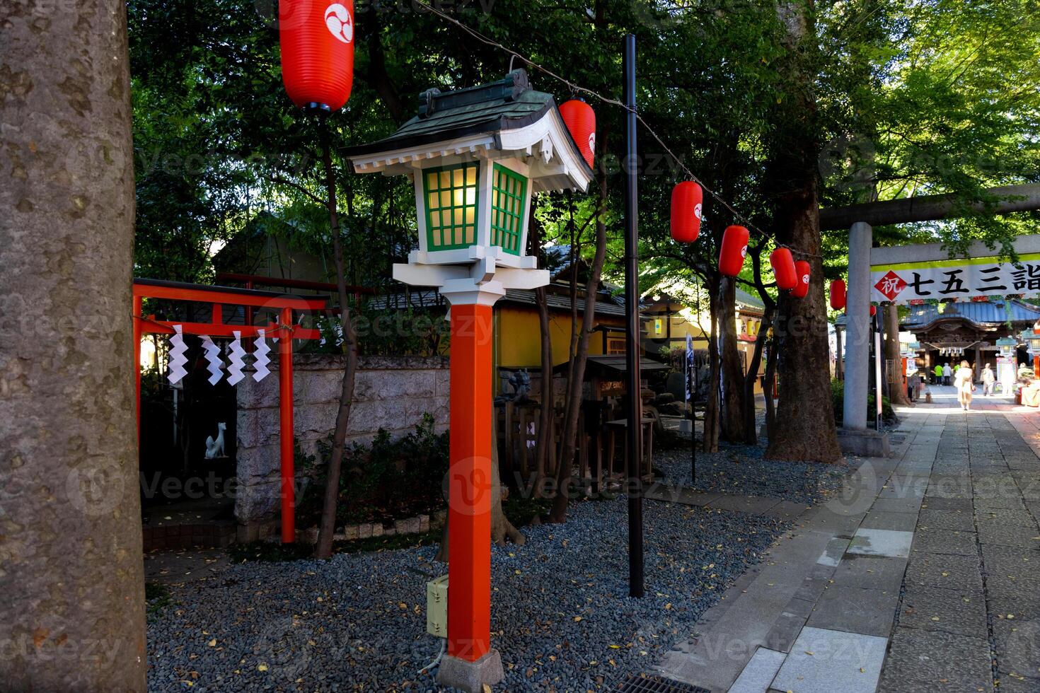 een oud stijl lantaarn Bij Japans altaar foto