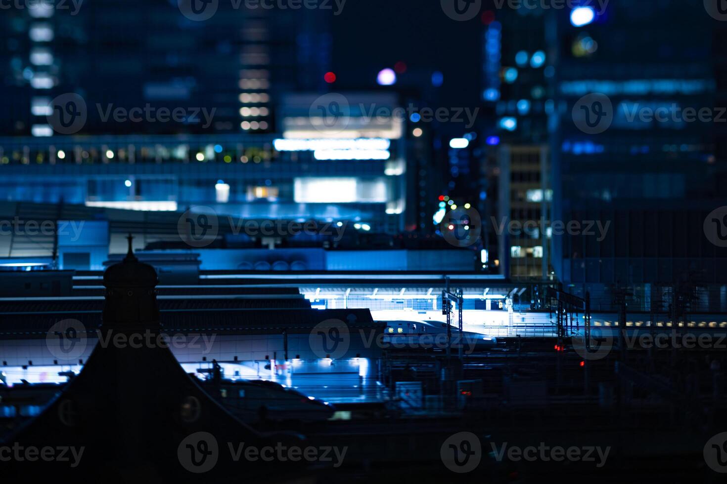 een nacht miniatuur stadsgezicht in voorkant van tokyo station focus verleggen foto
