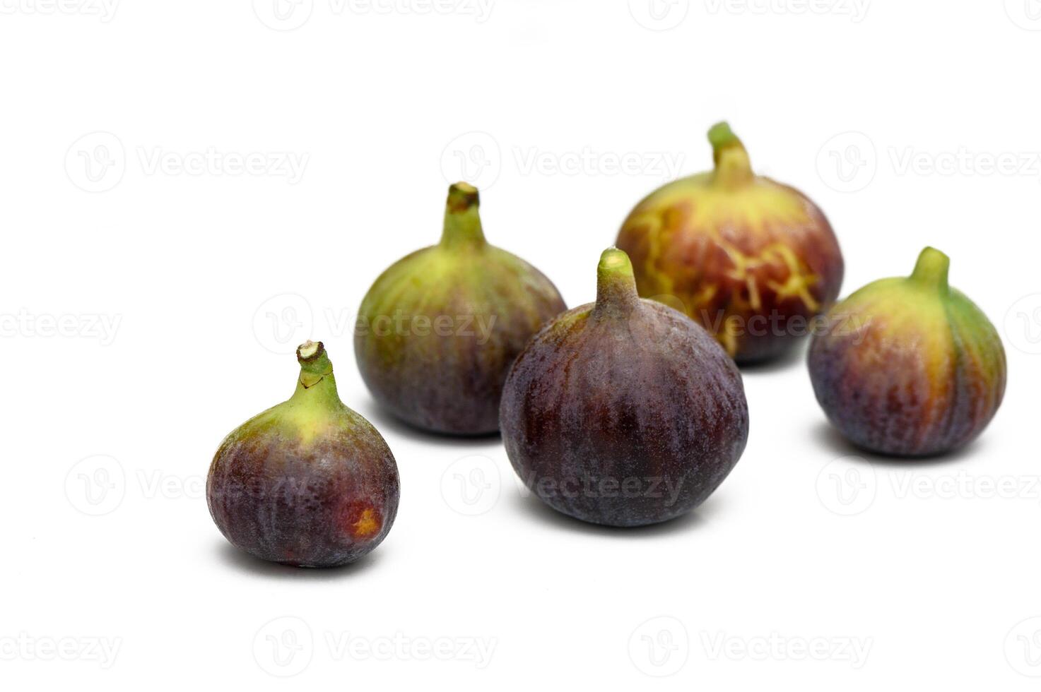 geïsoleerd vijgen. een en een voor de helft vers fig fruit geïsoleerd Aan wit achtergrond 1 foto