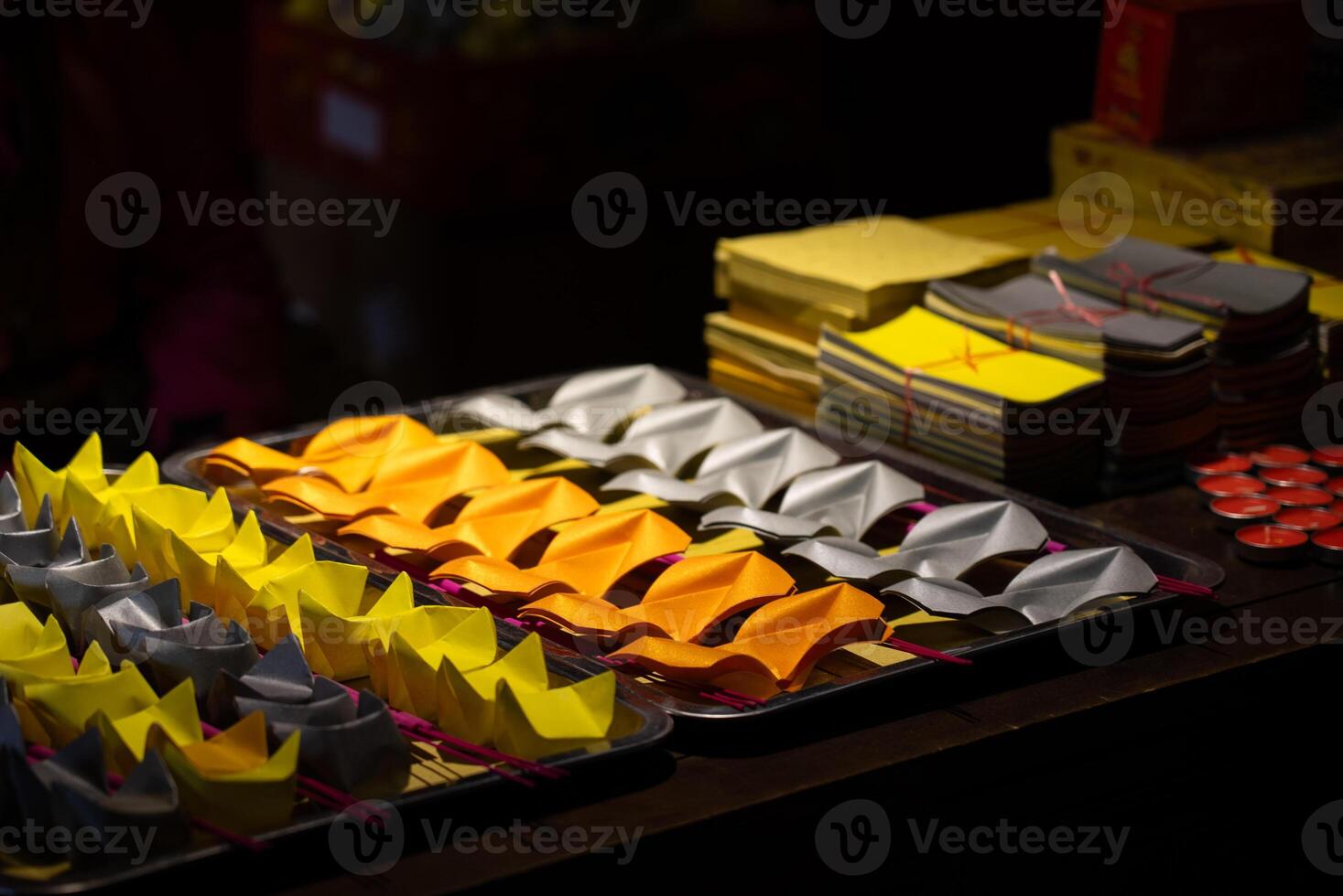 goud en zilver origami papier blokken voor aanbidden in Chinese tempel foto