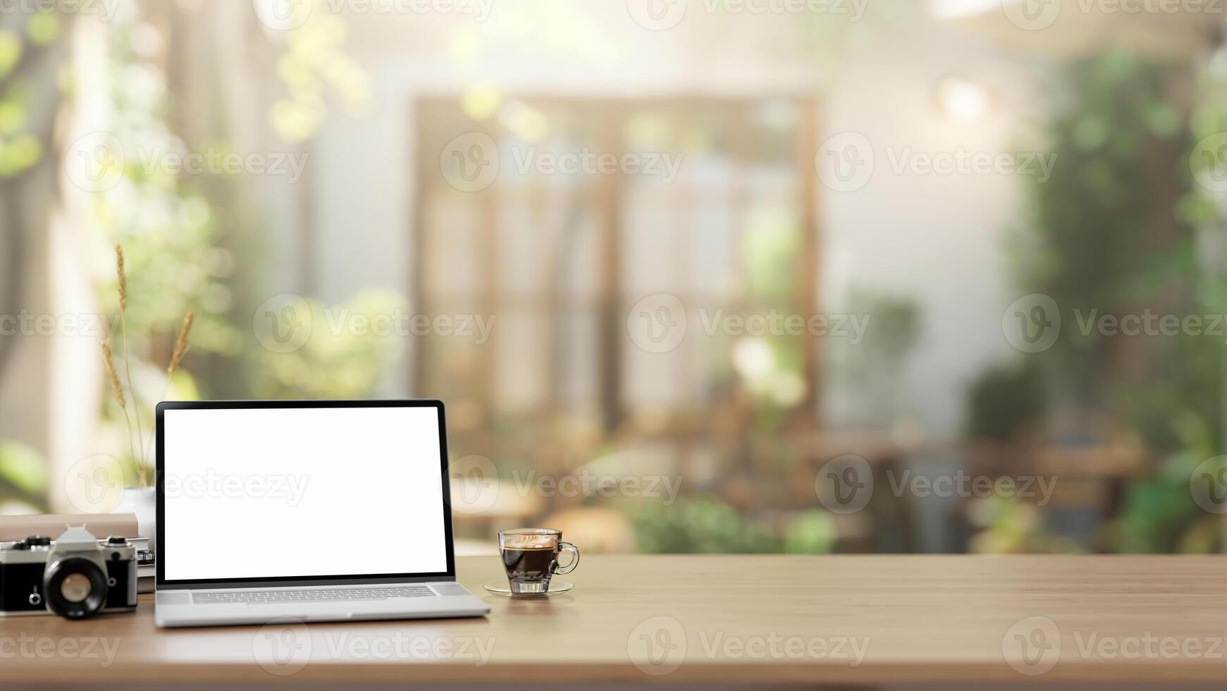 een laptop computer mockup is geplaatst Aan een houten tafel in een groen comfortabel cafe Aan een zonnig dag. foto