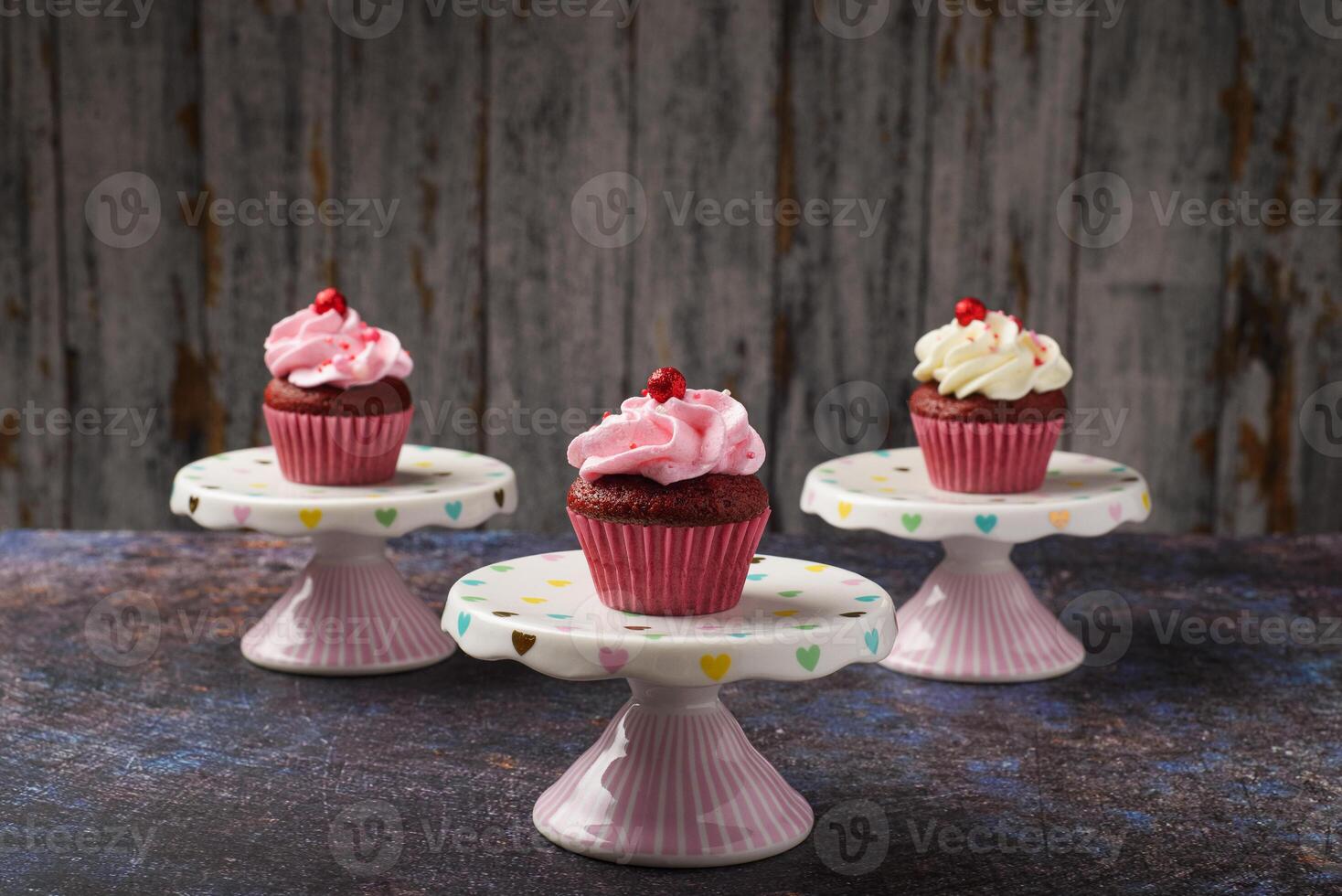 cupcakes Aan klein keramisch bord met houten bodem met kopiëren ruimte. Product foto. foto