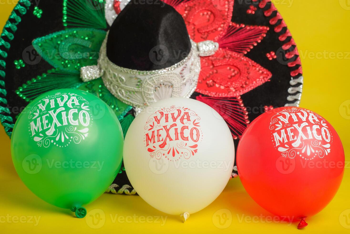 Mexicaans mariachi hoed en ballonnen. feestelijk achtergrond. cinco de mayonaise, Mexicaans onafhankelijkheid dag. foto