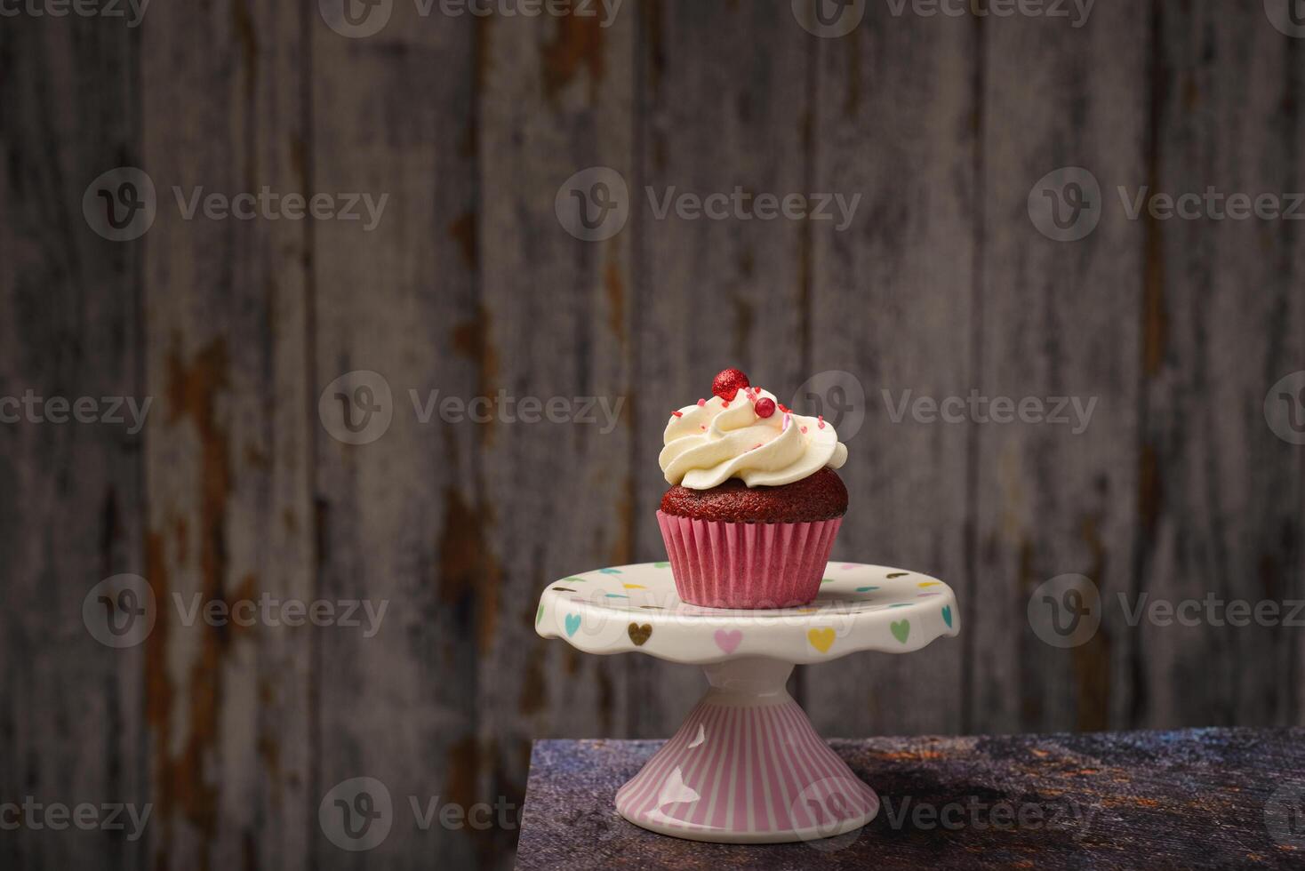 koekje Aan klein keramisch bord met houten bodem met kopiëren ruimte. Product foto. foto