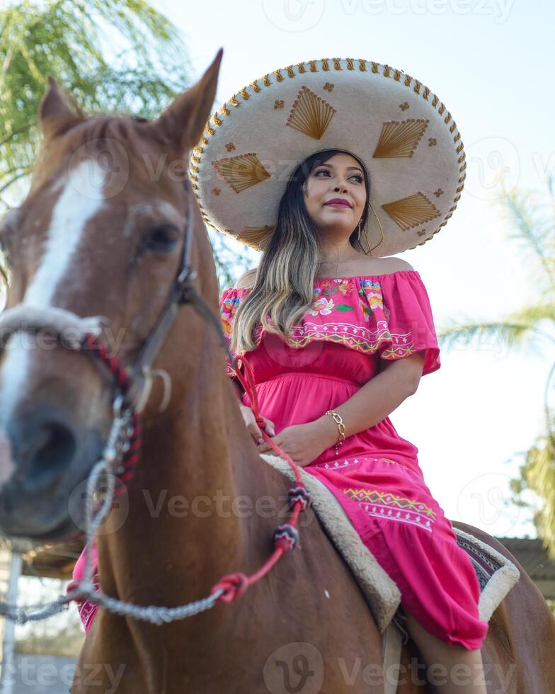 Mexicaans vrouw vervelend traditioneel jurk en charro hoed Aan paard. cinco de mayo viering. foto