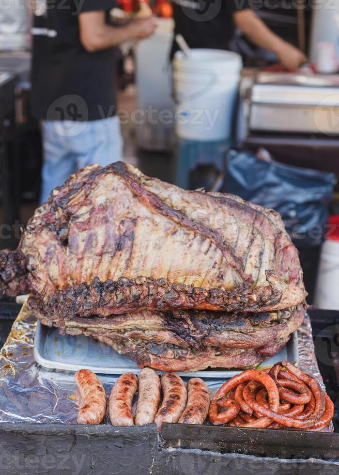 persoon grillen vlees Aan een rustiek rooster in Mexico. straat kraam van gegrild vlees. foto