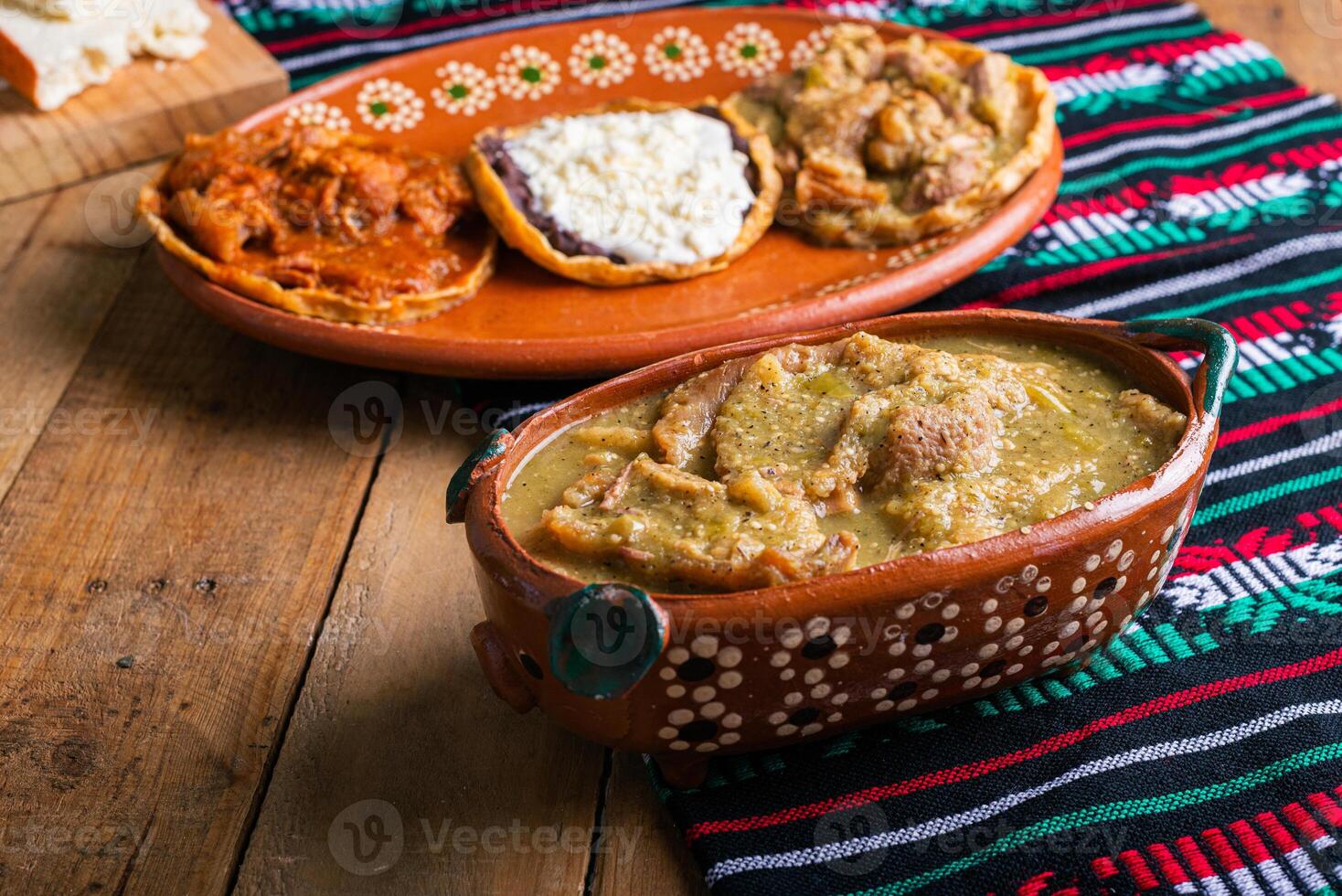 chicharrones in groen saus, typisch Mexicaans voedsel. Mexicaans voedsel in klei pot. foto