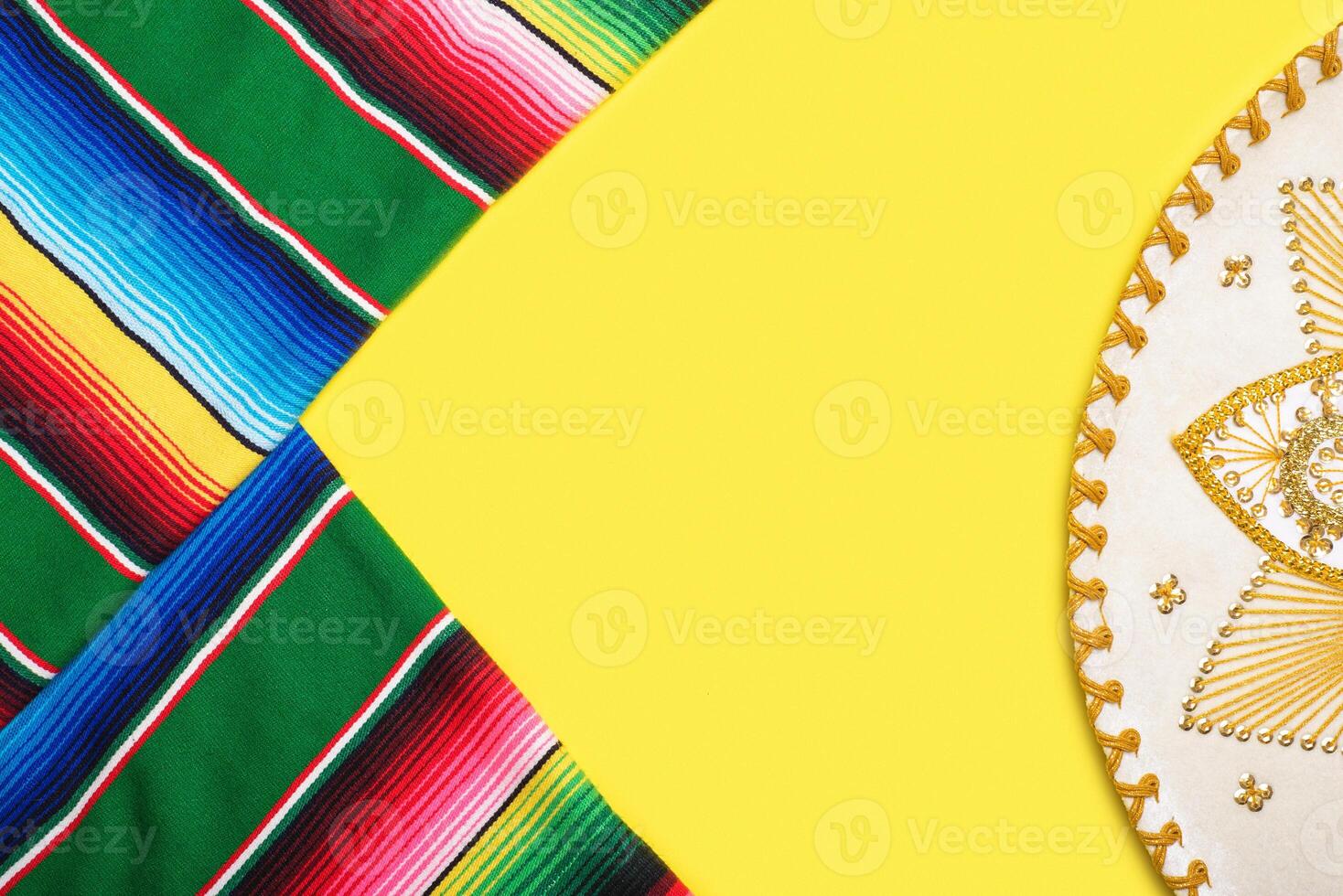 mariachi hoed en serape Aan geel achtergrond. Mexicaans onafhankelijkheid concept. cinco de mayo achtergrond. foto