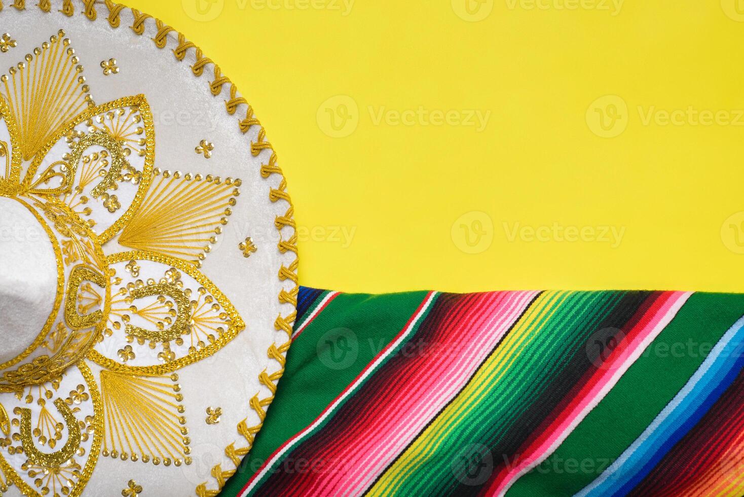 mariachi hoed en serape Aan geel achtergrond. Mexicaans onafhankelijkheid concept. cinco de mayo achtergrond. foto