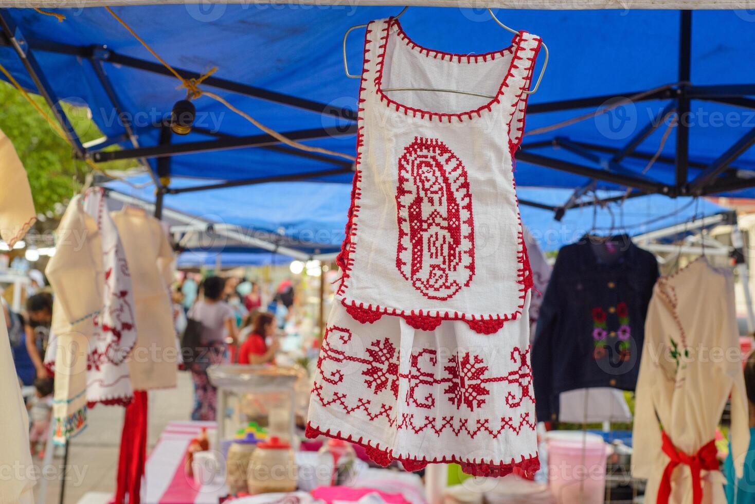 typisch kostuums van colima, Mexico, in een straat markt. foto