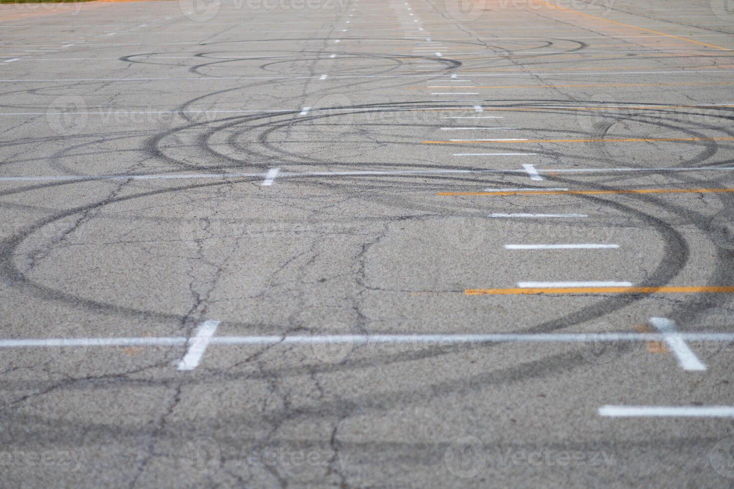 de circulaire auto sporen in de midden- van een parkeren veel foto