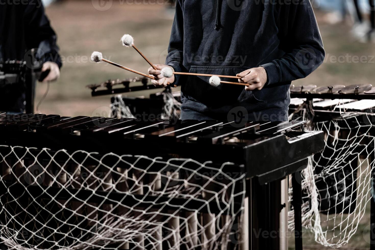 een percussionist repeteren voor een het marcheren band tonen een herfst avond foto