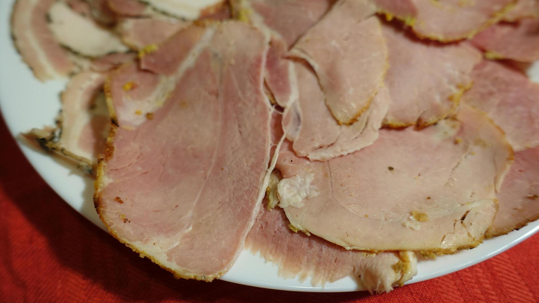 gesneden gekookt varkensvlees ham met mosterd foto