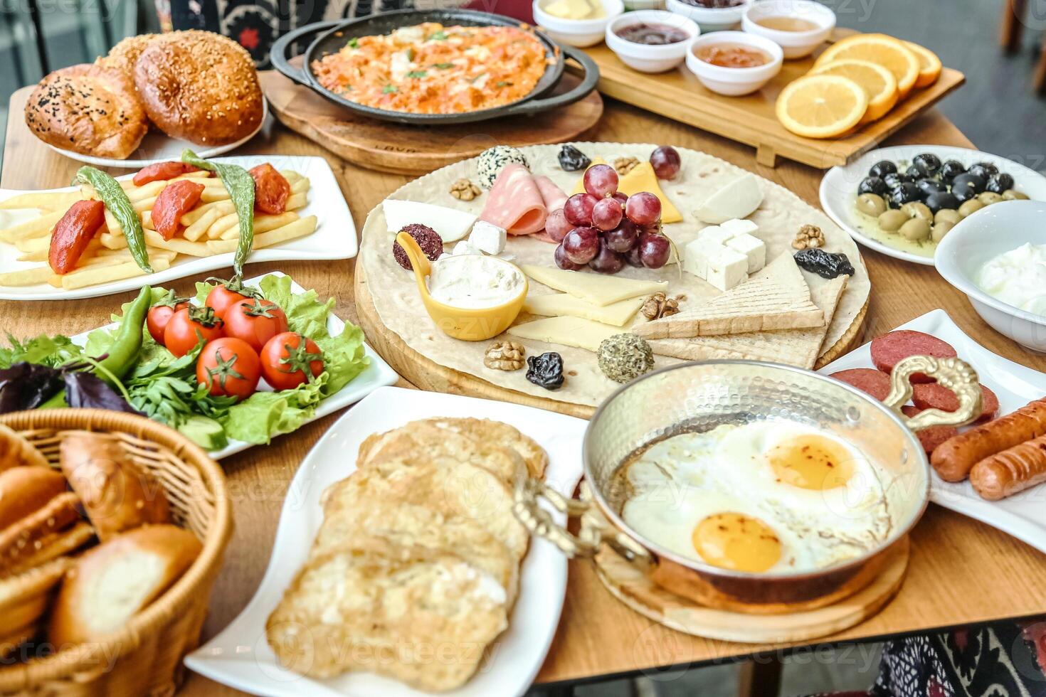 verscheidenheid van voedsel weergegeven Aan tafel foto