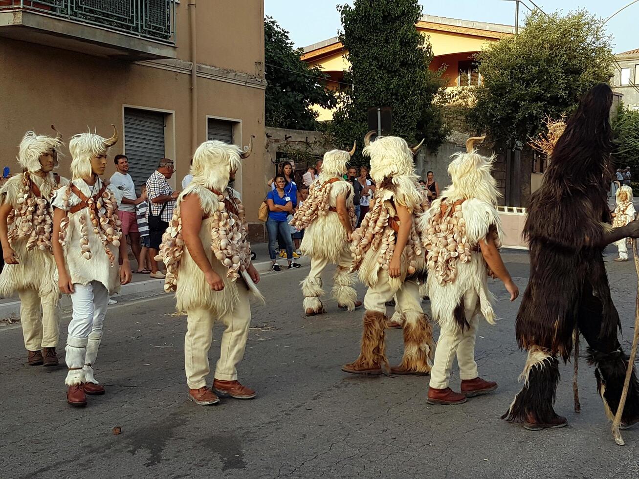 oude rituelen, maskers en tradities in Sardinië. foto