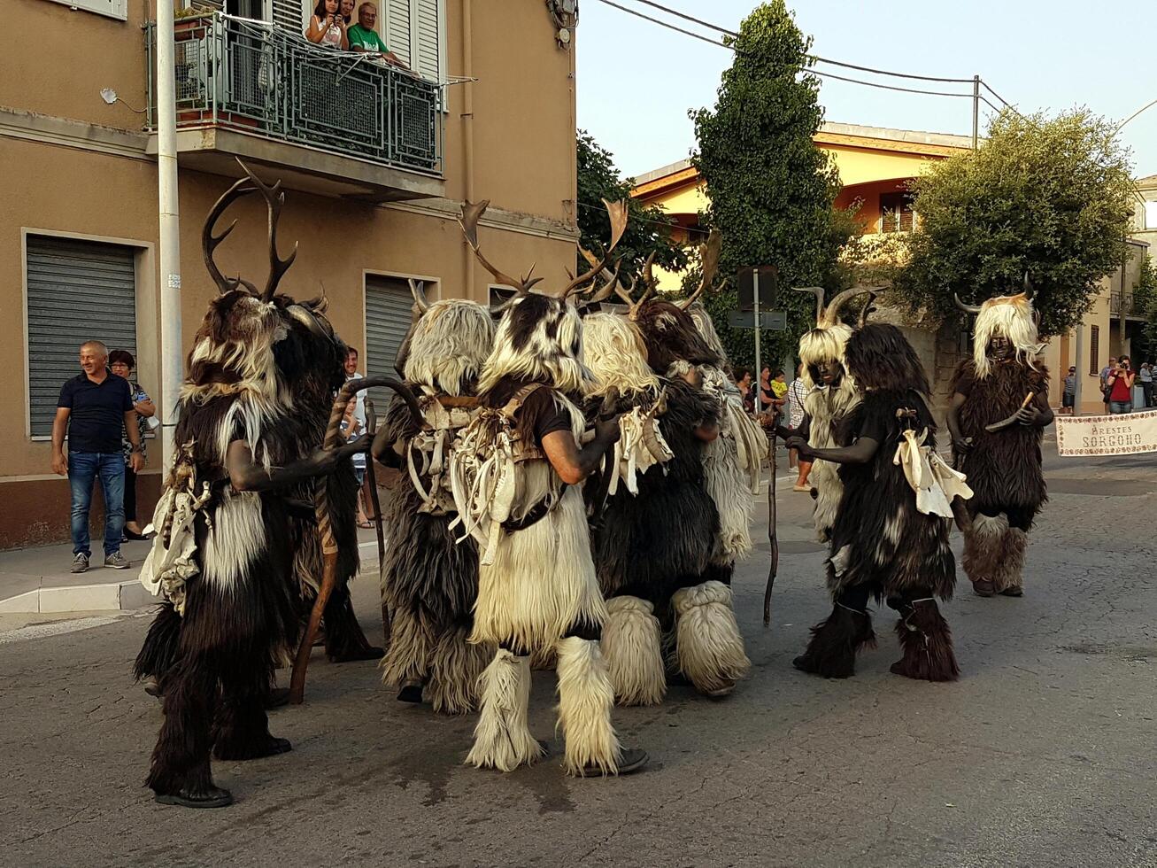 oude rituelen, maskers en tradities in Sardinië. foto