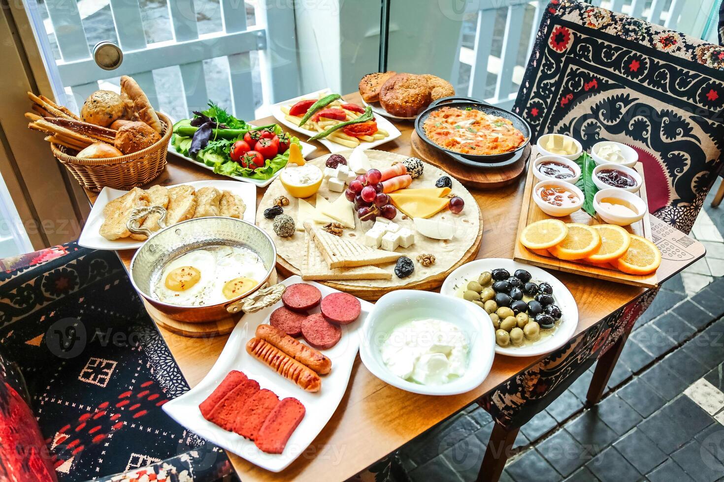 houten tafel versierd met gevarieerd borden van verrukkelijk voedsel foto