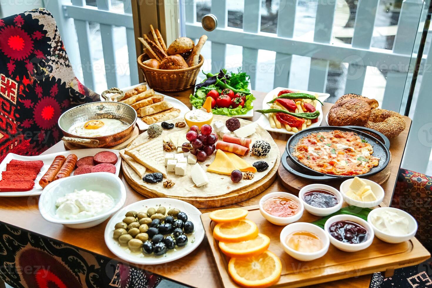 houten tafel bekroond met geassorteerd borden van voedsel foto