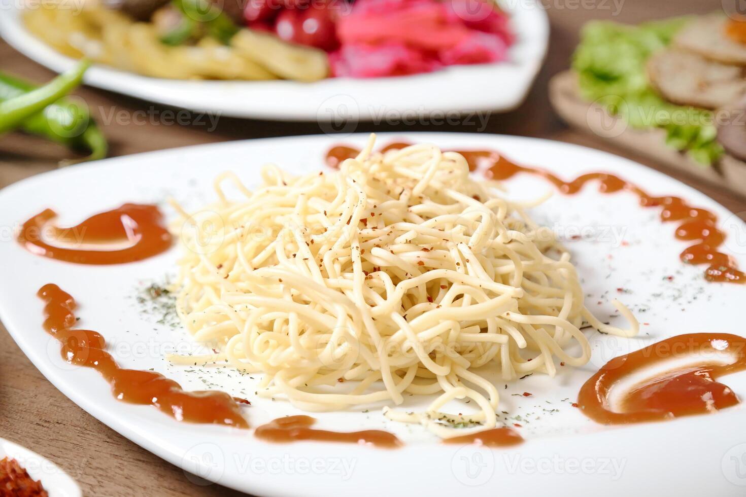 wit bord met spaghetti en saus foto