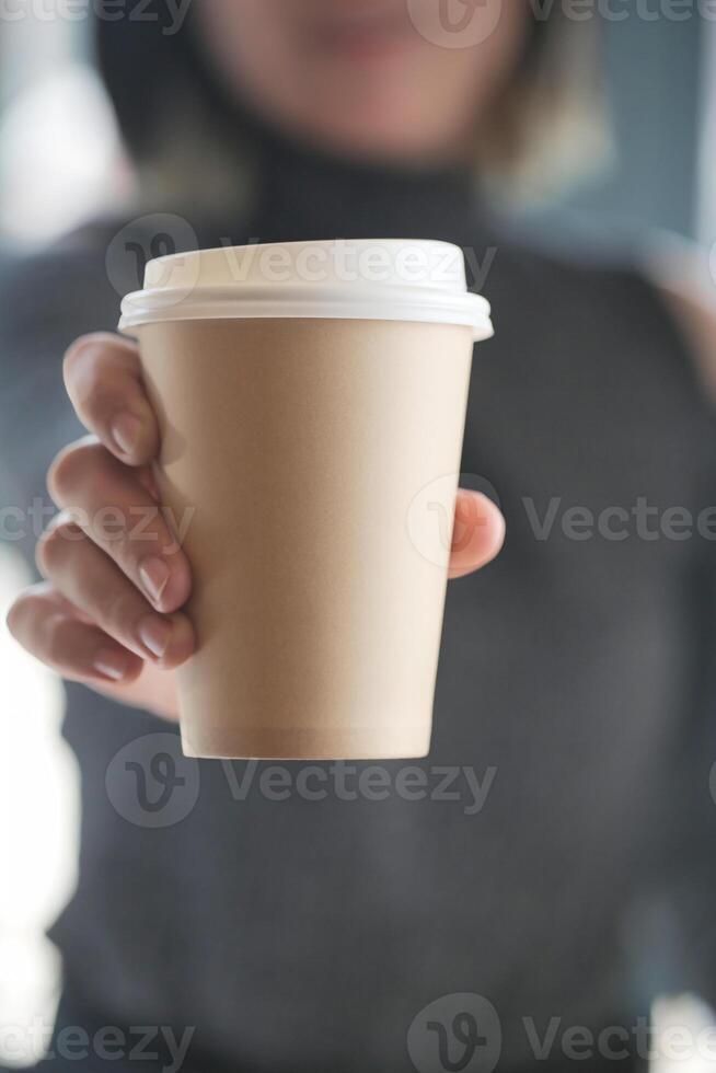 vrouw Holding een kop van koffie in hand- foto