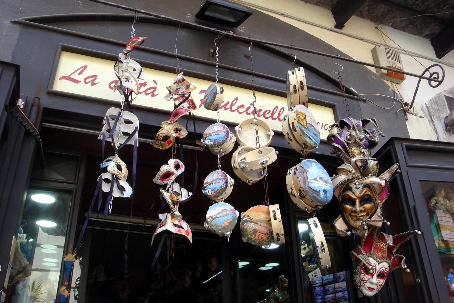 Napels, Italië, Europa - augustus 15, 2019 masker winkel in de historisch centrum foto