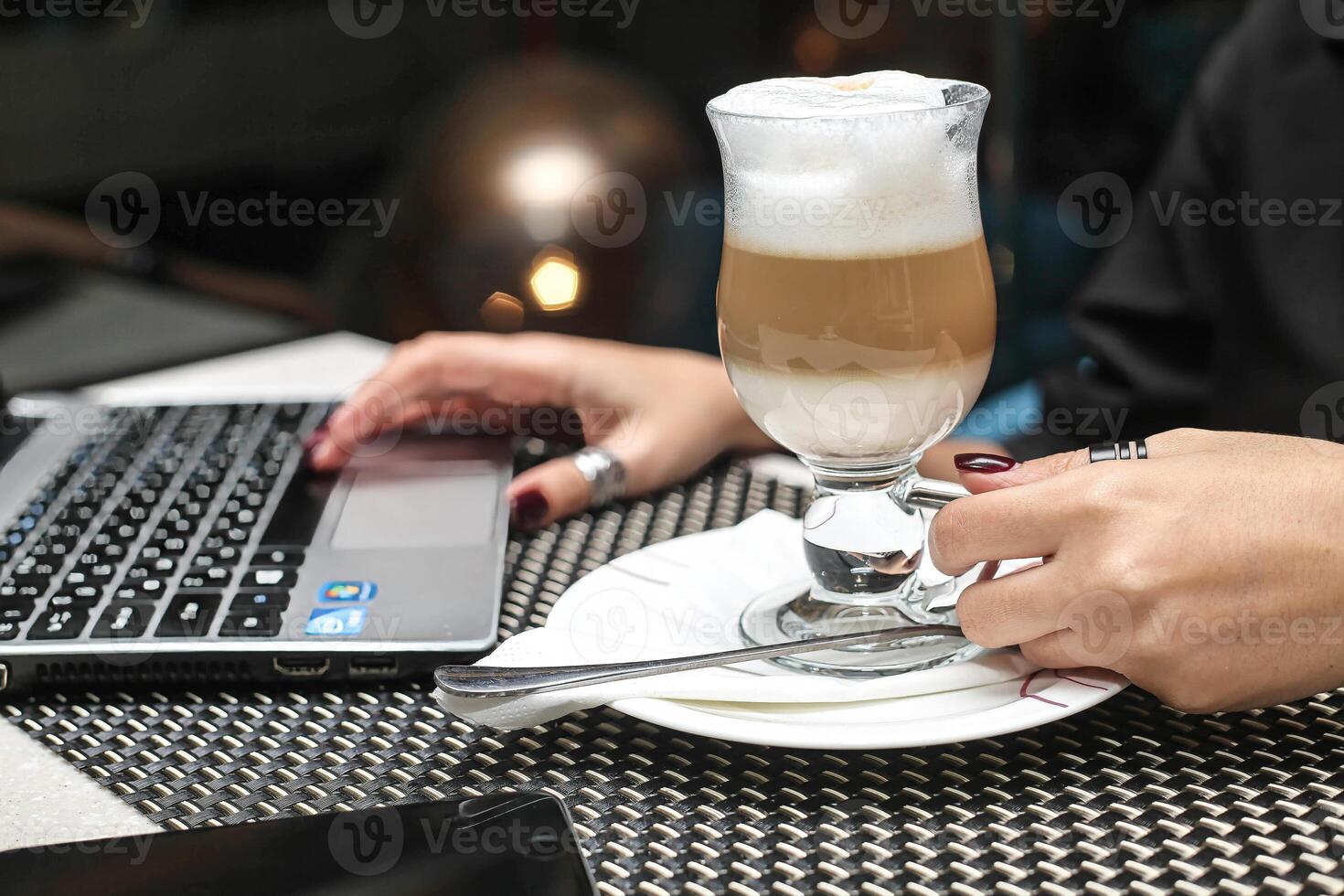 persoon gebruik makend van laptop computer terwijl zittend Bij een tafel. foto