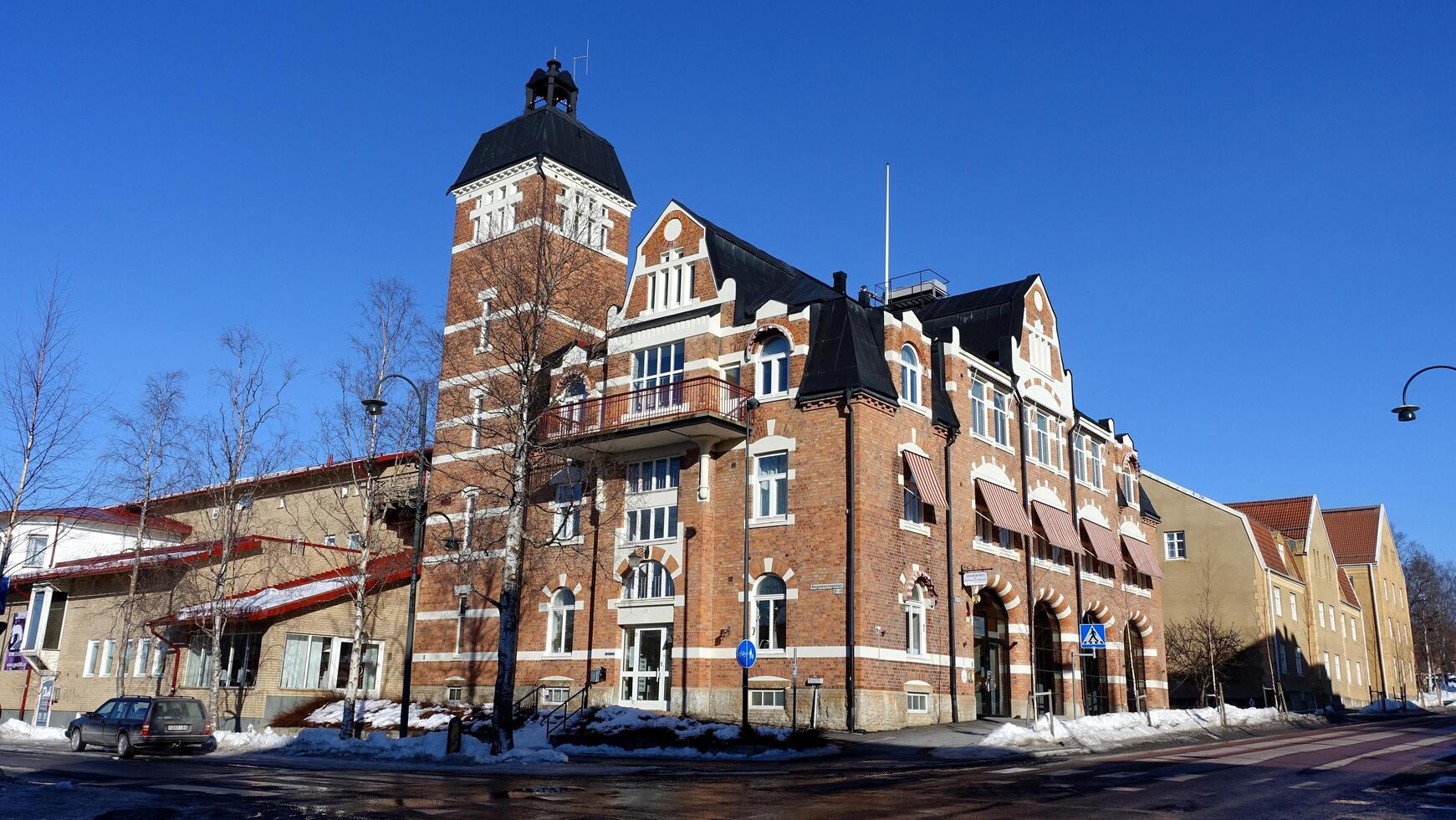 Ostersund, Zweden, maart 13, 2022 een indrukwekkend historisch gebouw in de stad centrum gedurende deze winter. foto