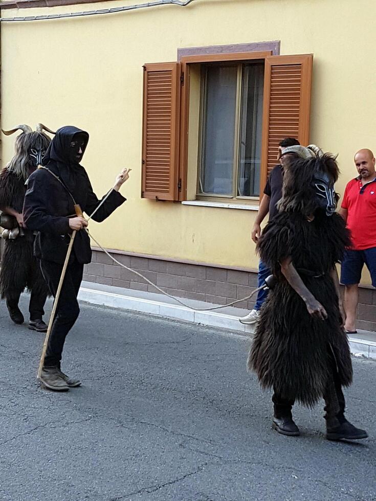 oude rituelen, maskers en tradities in Sardinië. foto