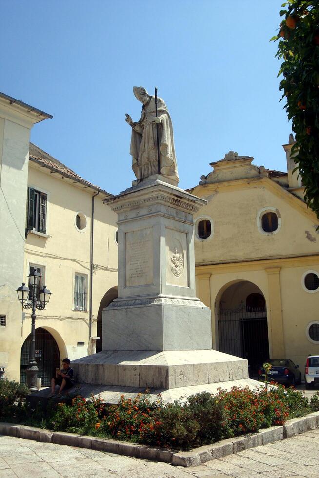 sant'agata de ik kreeg, Italië, Europa - juli 21, 2019. klein plein in de historisch centrum met een kerkelijk standbeeld foto