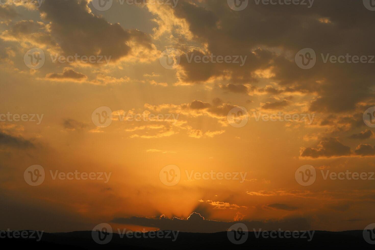 verlichting en kleur van de lucht bovenstaand de horizon Bij zonsondergang. foto