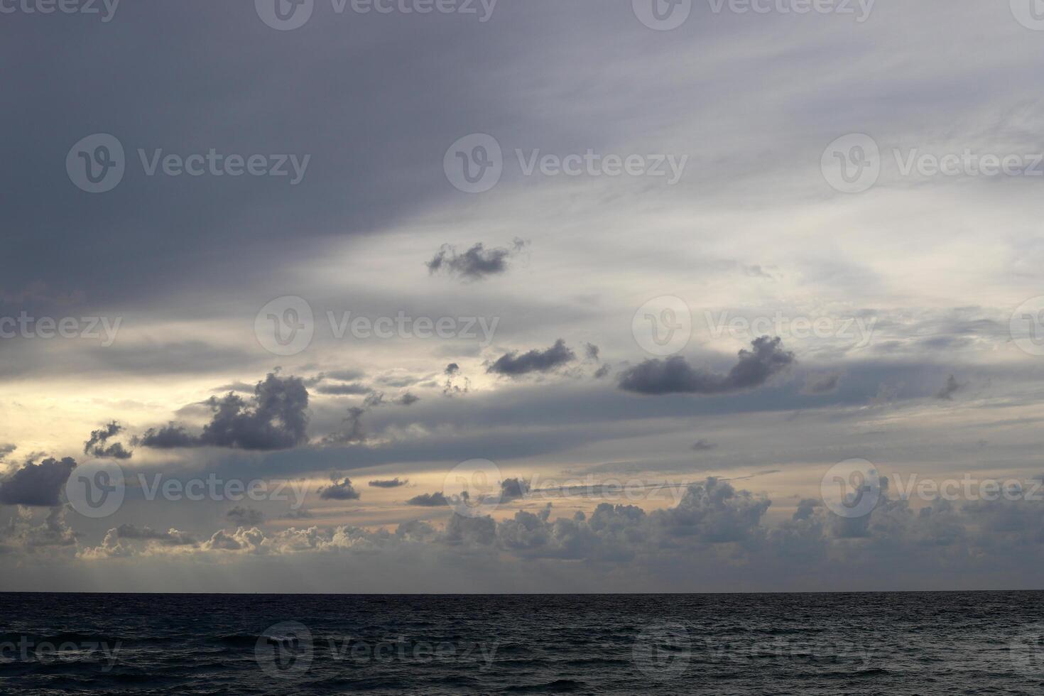 regen wolken in de lucht over- de middellandse Zee zee. foto