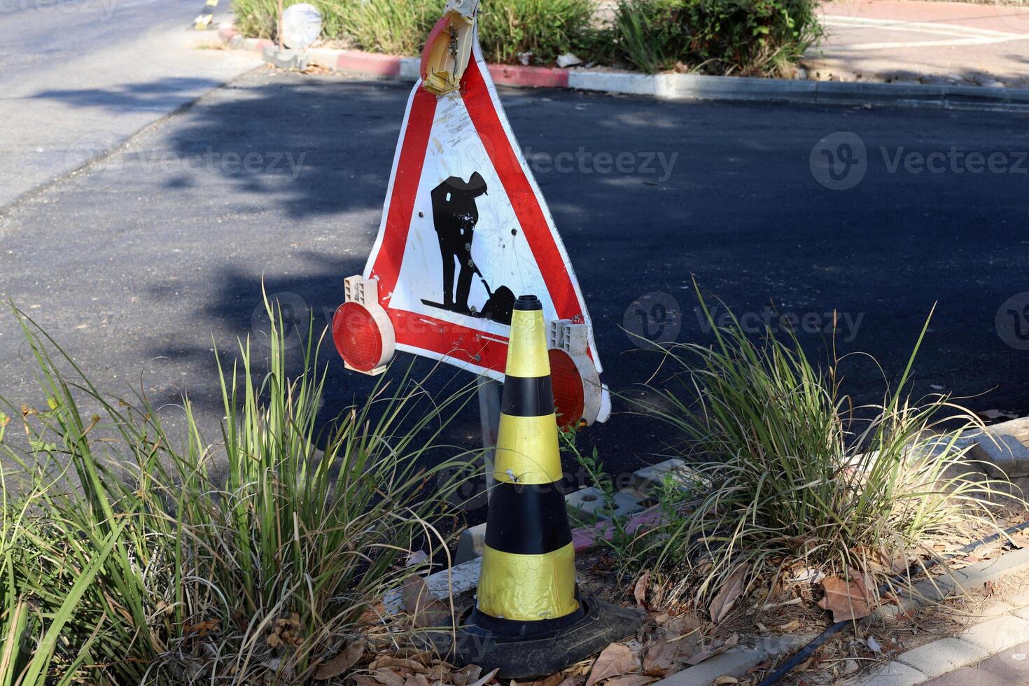 weg tekens en directioneel tekens Aan wegen in Israël. foto