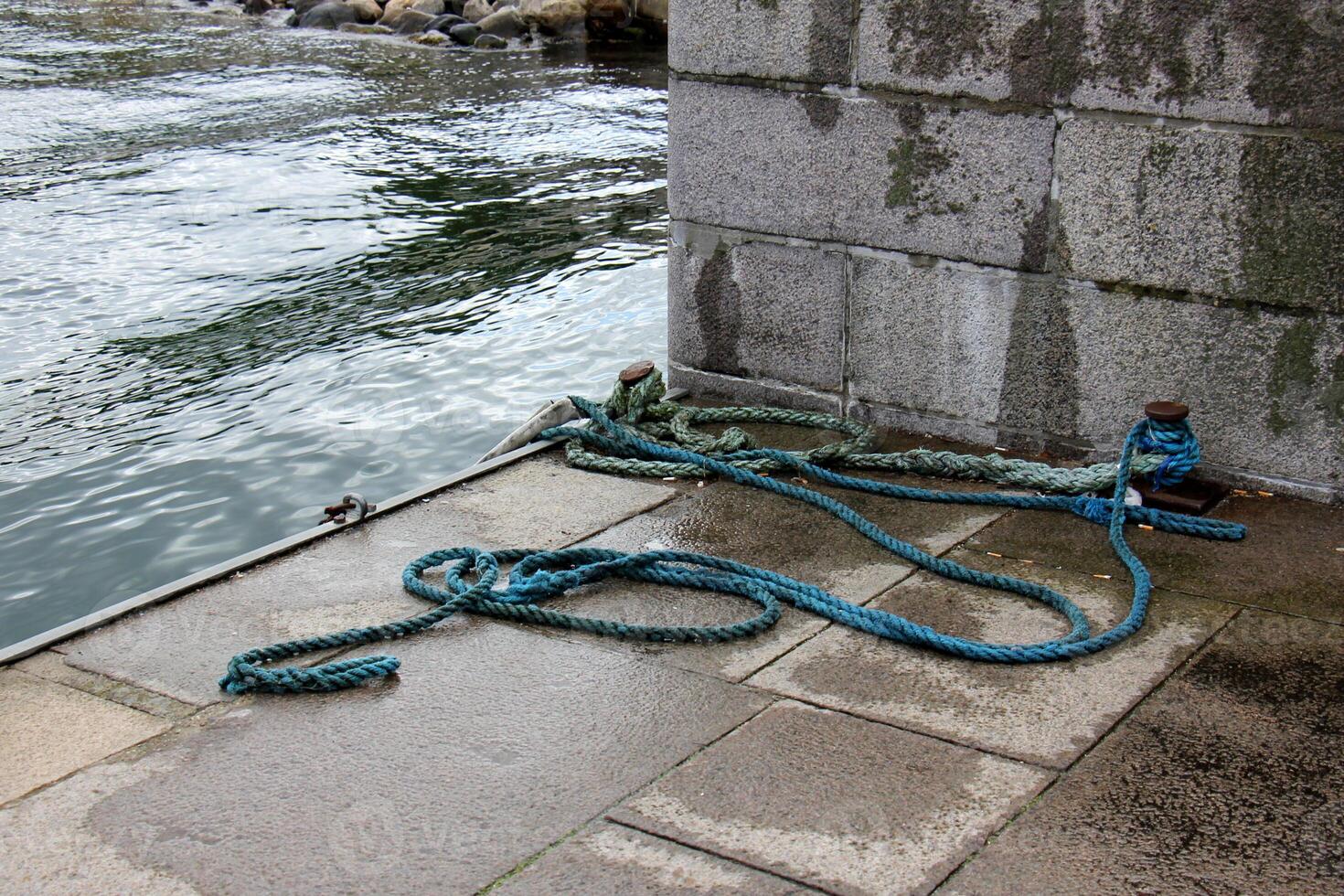 een pier Aan de kust voor afmeren boten en jachten. foto