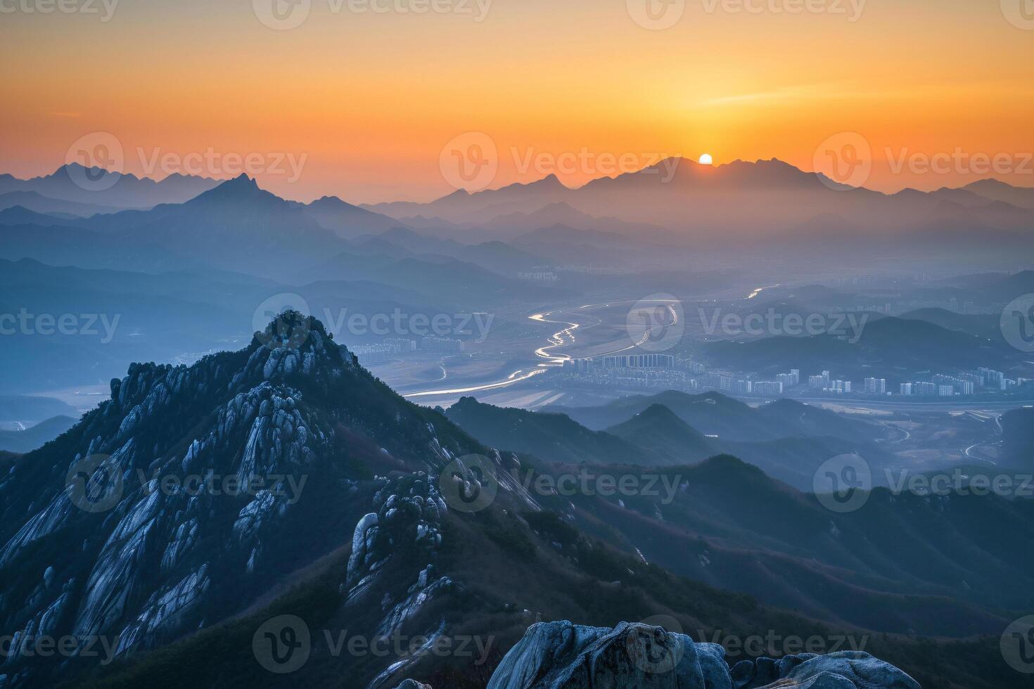 foto zonsopkomst van bukhansan berg in Seoel stad scape
