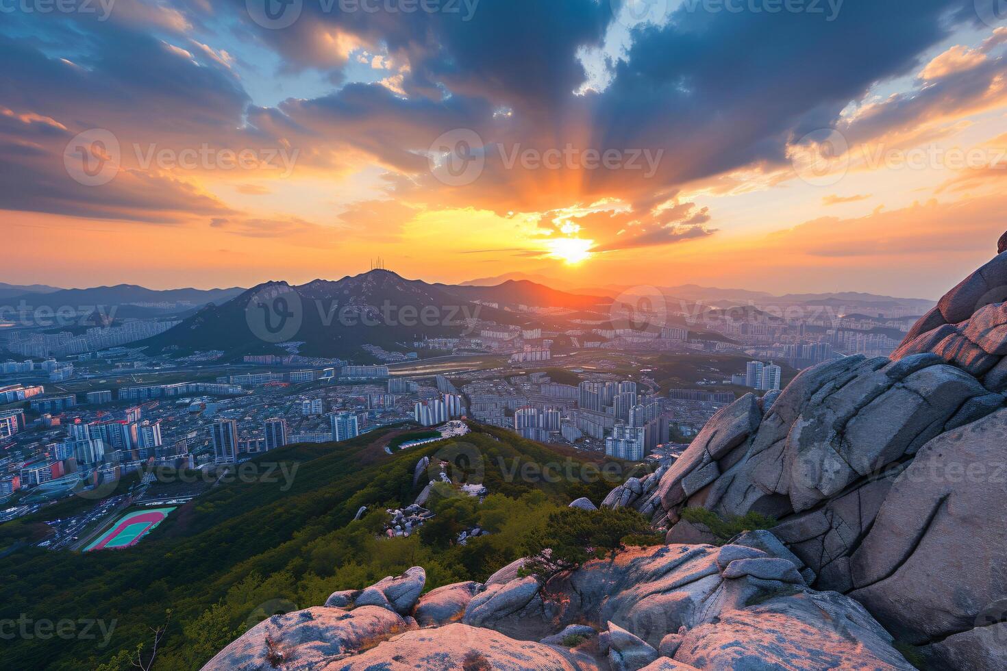 foto zonsopkomst van bukhansan berg in Seoel stad scape