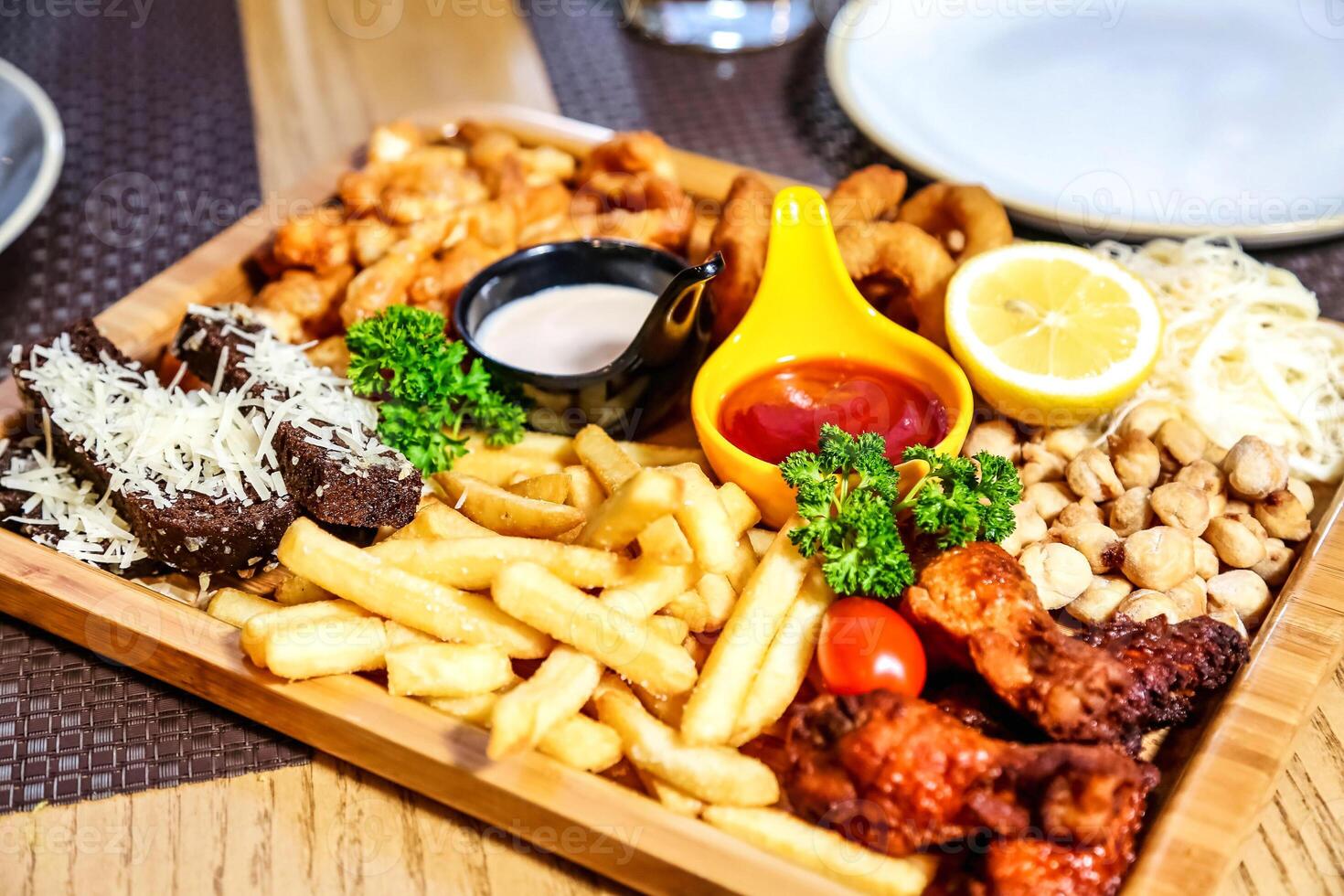 heerlijk bord van voedsel Aan houten tafel foto