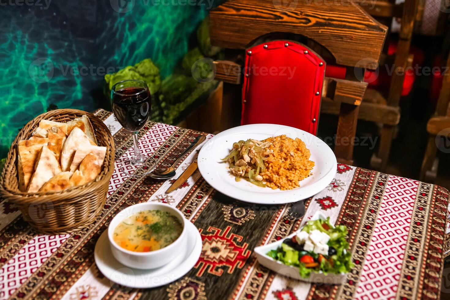 tafel met borden van voedsel en kommen van soep foto