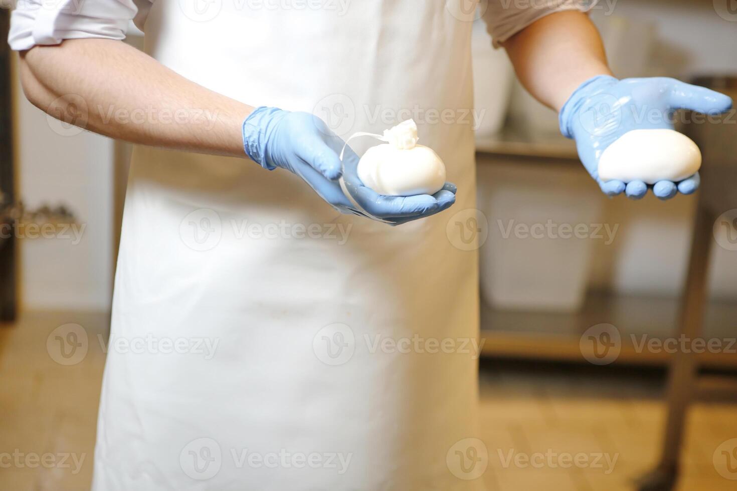 persoon vervelend blauw handschoenen Holding voedsel foto