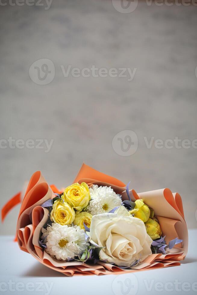 kleurrijk boeket van bloemen Aan tafel foto